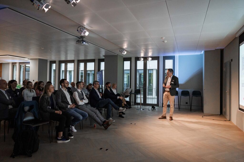 Fabian Seimer präsentiert am Event 