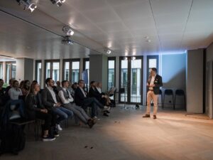 Fabian Seimer präsentiert am Event