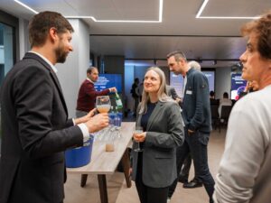 Serafin Bäbler und Laura Heib beim Apéro am Event