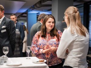 Gäste beim Apéro am Event