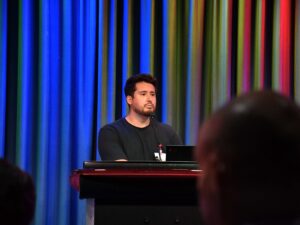 Christian Casariego von AXA Health spricht am Joint Event von Inacta, Parashift und Google über AI-gestützte Prozessautomatisierung