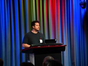 Christian Casariego von AXA Health spricht am Joint Event von Inacta, Parashift und Google über AI-gestützte Prozessautomatisierung