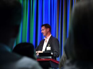 Sebastian Müller von Glencore spricht am Joint Event von Inacta, Parashift und Google über AI-gestützte Prozessautomatisierung