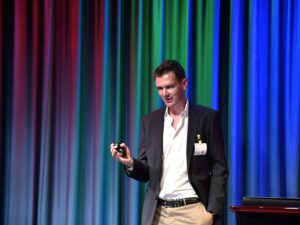Sebastian Müller von Glencore spricht am Joint Event von Inacta, Parashift und Google über AI-gestützte Prozessautomatisierung