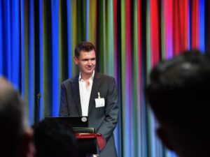 Sebastian Müller von Glencore spricht am Joint Event von Inacta, Parashift und Google über AI-gestützte Prozessautomatisierung