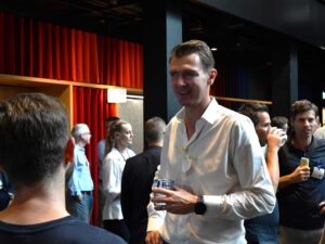 Sebastian Müller von Glencore beim Gespräch über AI-gestützte Prozessautomatisierung am Joint Event von Inacta, Parashift und Google