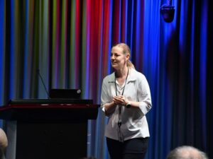Bianca End von Google Cloud spricht am Joint Event von Inacta, Parashift und Google über AI-gestützte Prozessautomatisierung