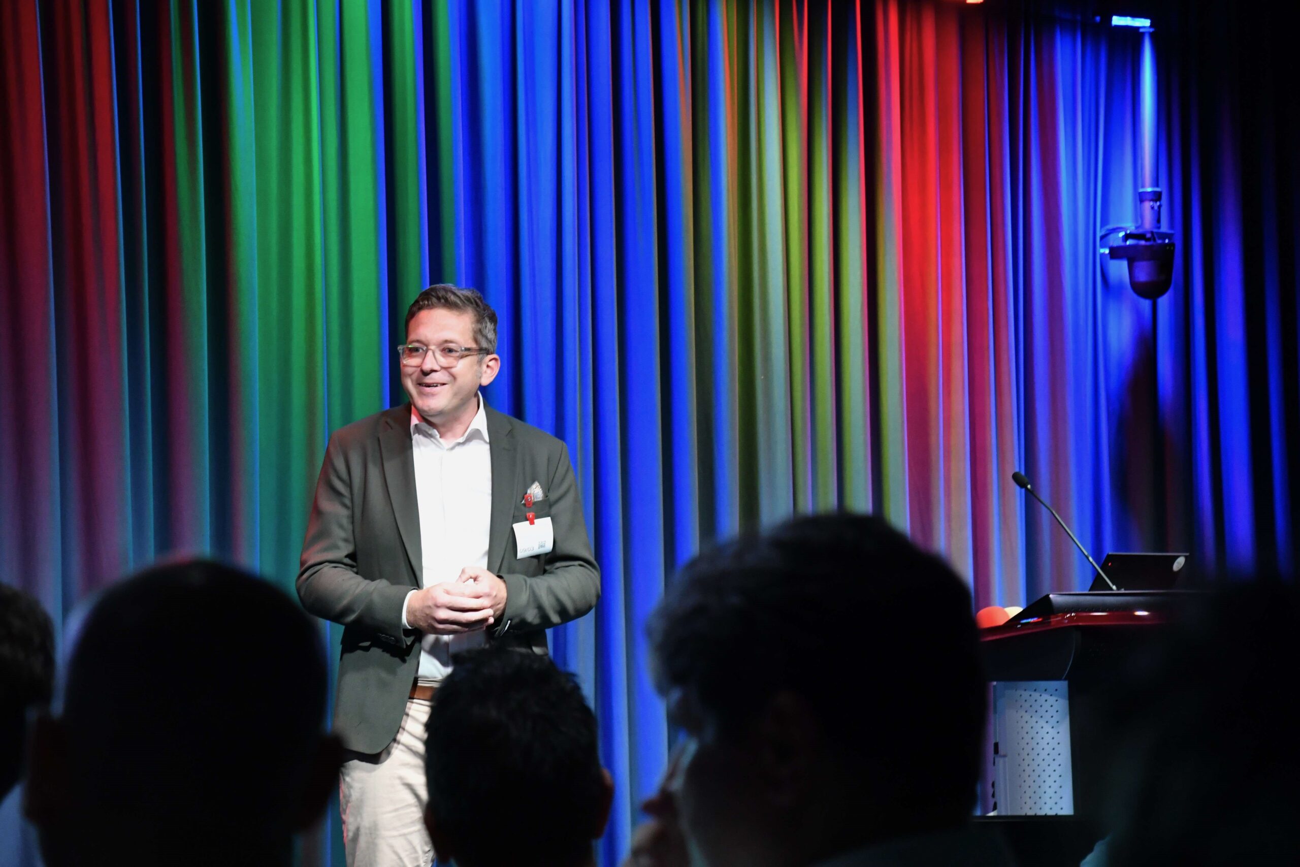 Fabian Seimer von Inacta spricht am Joint Event von Inacta, Parashift und Google über AI-gestützte Prozessautomatisierung