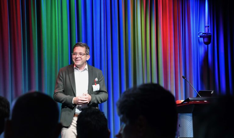 Fabian Seimer von Inacta spricht am Joint Event von Inacta, Parashift und Google über AI-gestützte Prozessautomatisierung