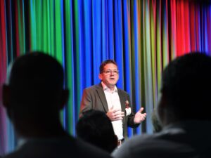 Fabian Seimer von Inacta spricht am Joint Event von Inacta, Parashift und Google über AI-gestützte Prozessautomatisierung