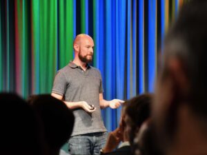 Dominique Gadient von AXA Health spricht am Joint Event von Inacta, Parashift und Google über AI-gestützte Prozessautomatisierung