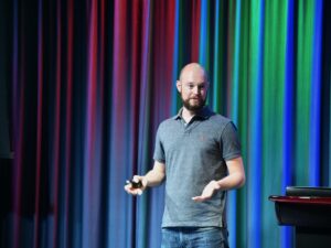 Dominique Gadient von AXA Health spricht am Joint Event von Inacta, Parashift und Google über AI-gestützte Prozessautomatisierung