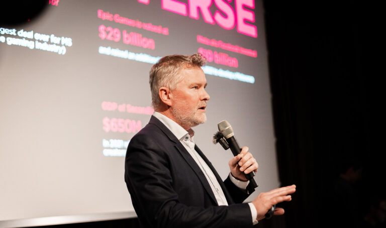 Daniel Rutishauser, Head of DLT bei Inacta, bei der Präsentation des Smile Metaverse