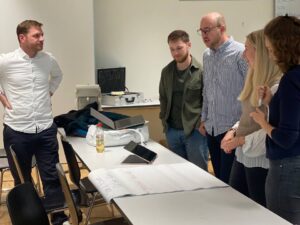 Manuel Muggli mit Studierenden während des Workshops an unserem Praxisevent AI für Callcenter an der HSLU
