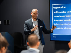 Jonas Masche von Siemens während seiner Präsentation am Inacta Expert Talk zu Low-Code und Mendix