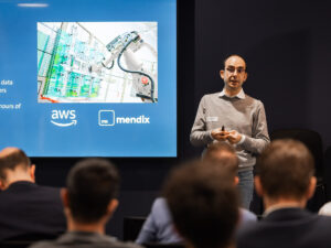 Mauro De Micheli von AWS spricht am Inacta Expert Talk zu Low-Code und AI über den Einsatz von AI bei AWS