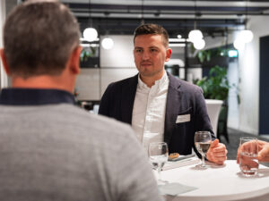 Ein Kunde beim Apéro am Inacta Expert Talk zu Low-Code und AI