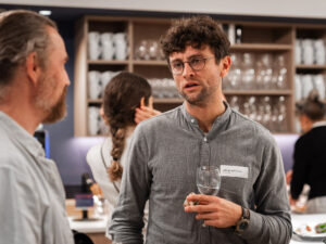 Ein Gast beim Apéro am Inacta Expert Talk zu Low-Code und AI