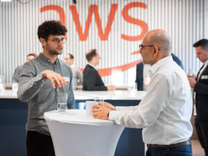 Kunden beim Apéro am Inacta Expert Talk zu Low-Code und AI