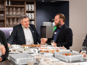 Kunden beim Apéro am Inacta Expert Talk zu Low-Code und AI