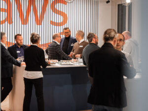 Kunden beim Apéro am Inacta Expert Talk zu Low-Code und AI