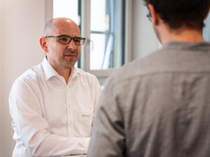 Ein Gast beim Apéro am Inacta Expert Talk zu Low-Code und AI