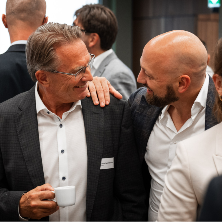 Zwei Personen in einem Gespräch an einem Event der Inacta