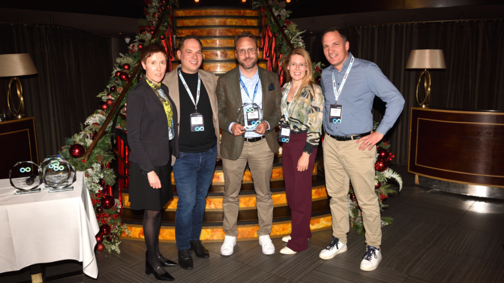 Karl Rekeczki von Inacta nimmt den Award als Mendix Partner of the Year entgegen