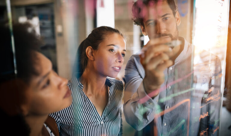 Personen diskutieren über den AI-gestützten Kreditprozess