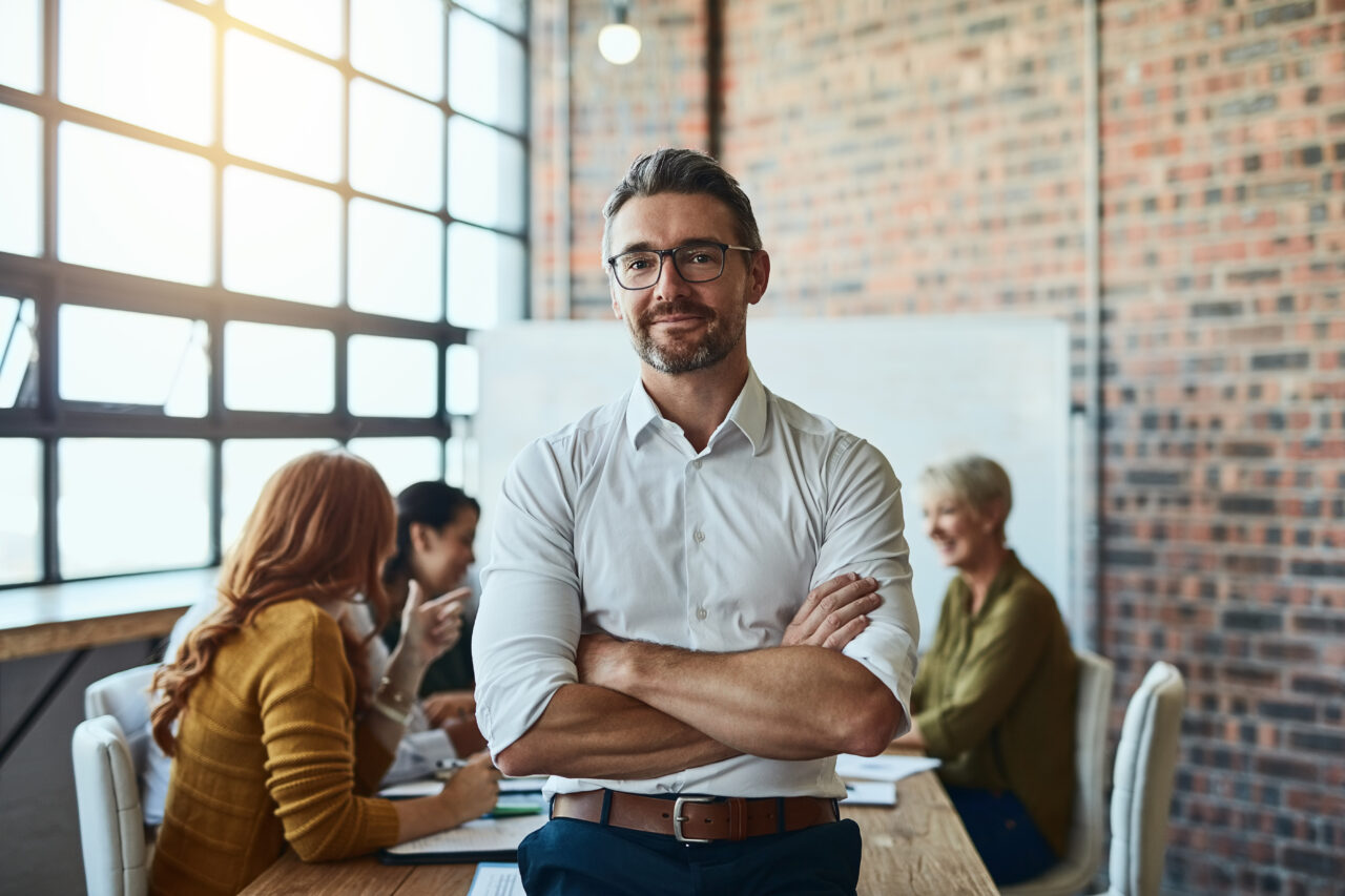Führungskraft vor Team, bereit für AI-Erfolg. digitale Transformation für Unternehmen