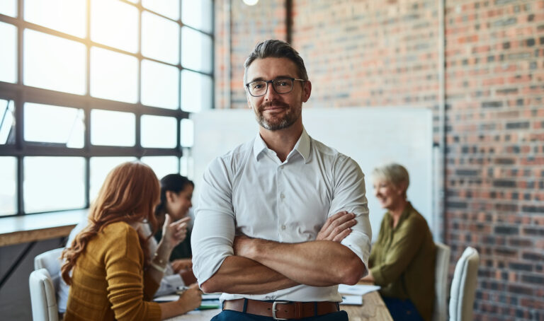 Führungskraft vor Team, bereit für AI-Erfolg. digitale Transformation für Unternehmen