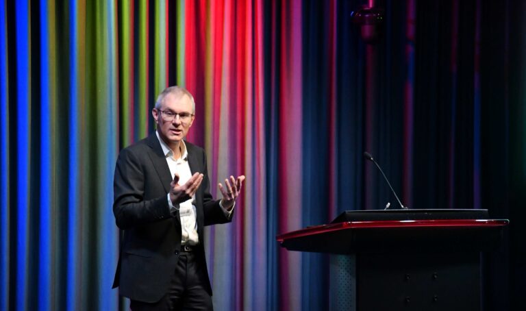Martin Schwärzel von BDO Schweiz spricht am Event von Inacta und Parashift