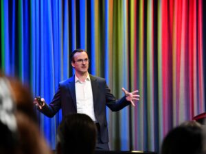 Reto Beeler spricht am Event von Inacta und Parashift über AI im Finanzsektor