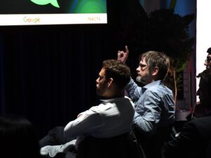 Ein Gast am Event von Inacta und Parashift mit einer Frage zu AI im Finanzsektor