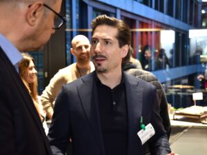 Ein Gast am Event von Inacta im Gespräch