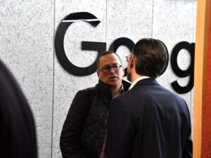Ein Gast am Event von Inacta im Gespräch