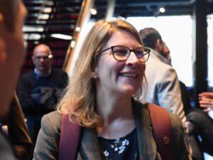 Eine Besucherin am Event zu AI im Finanzsektor