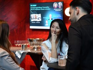 Eine Besucherin am Event zu AI im Finanzsektor von Inacta