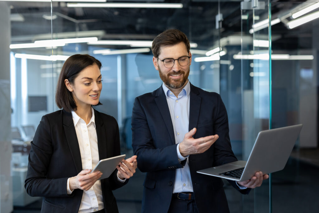 Personen besprechen Fraud Detection mit AI