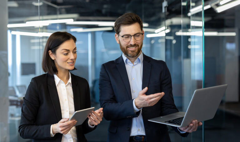 Personen besprechen Fraud Detection mit AI