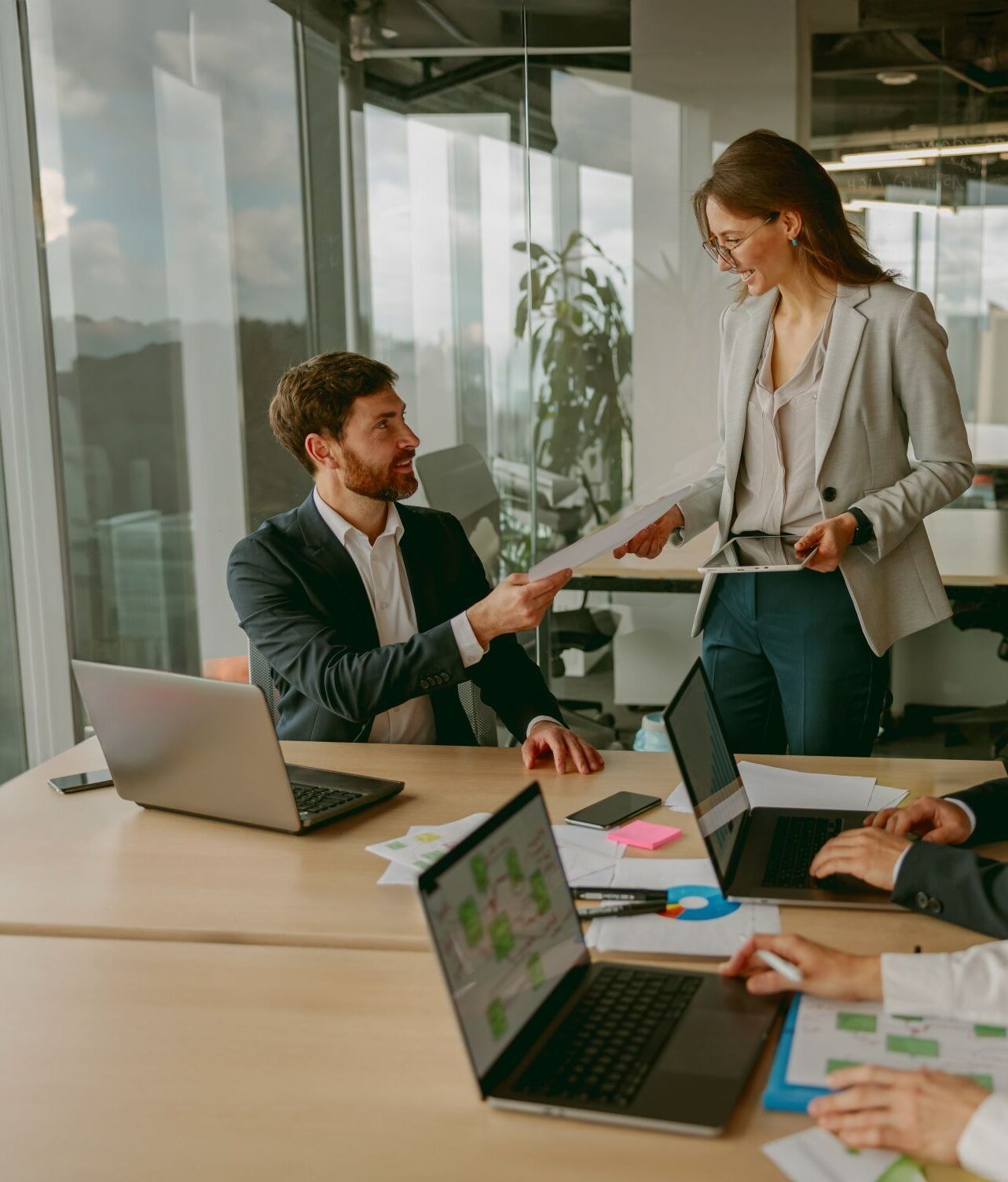 Team arbeitet gemeinsam an der Migration des Output Managements mit Laptops und Dokumenten
