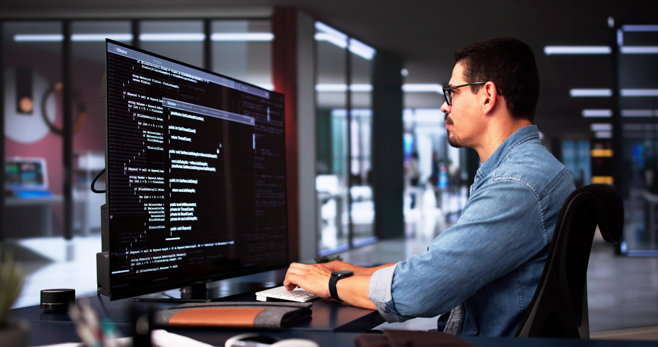Ein Mitarbeiter analysiert daten von Mendix.