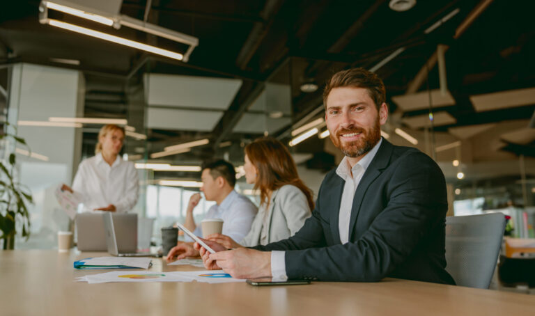 Mann erklärt, mit welchen Herausforderungen im Output Management viele Unternehmen zu kämpfen haben