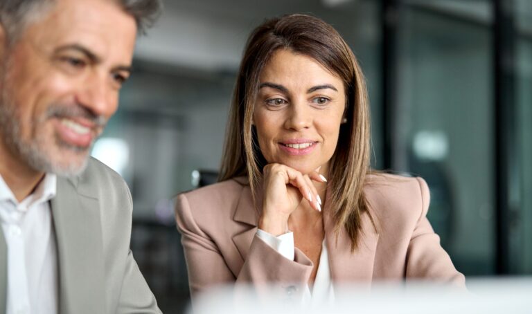 Zwei Fachkräfte bei der gemeinsamen Arbeit zu Compliance im Finanzsektor