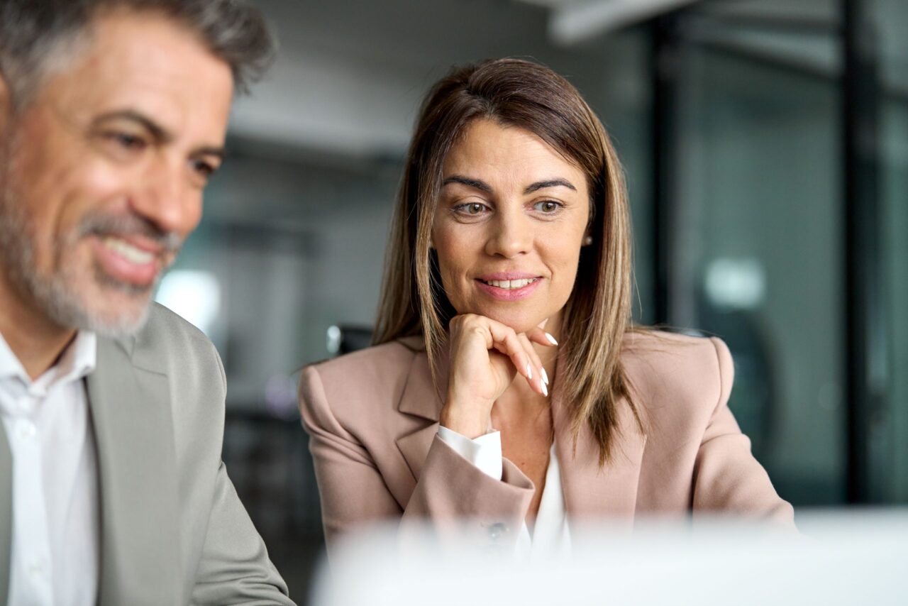 Zwei Personen arbeiten an Vorlagen fürs Output Management.