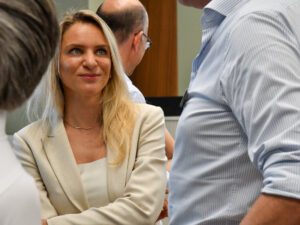 Eine Frau im Gespräch am Event von Inacta
