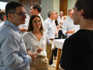 Eine Menschengruppe im Gespräch am Inacta Expert Talk