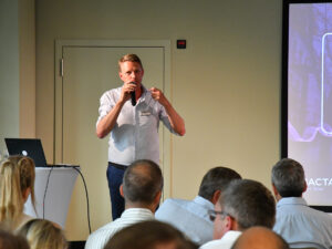 Alex Bojer bei der Moderation des Inacta Expert Talks zur EMIL Insurance Suite