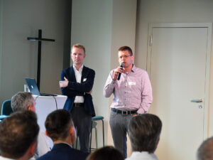 Bastian Knutzen und Pierre Cuany auf der Bühne des Inacta Expert Talk