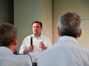 Thomas Obermayer bei seiner Präsentation am Inacta Expert Talk
